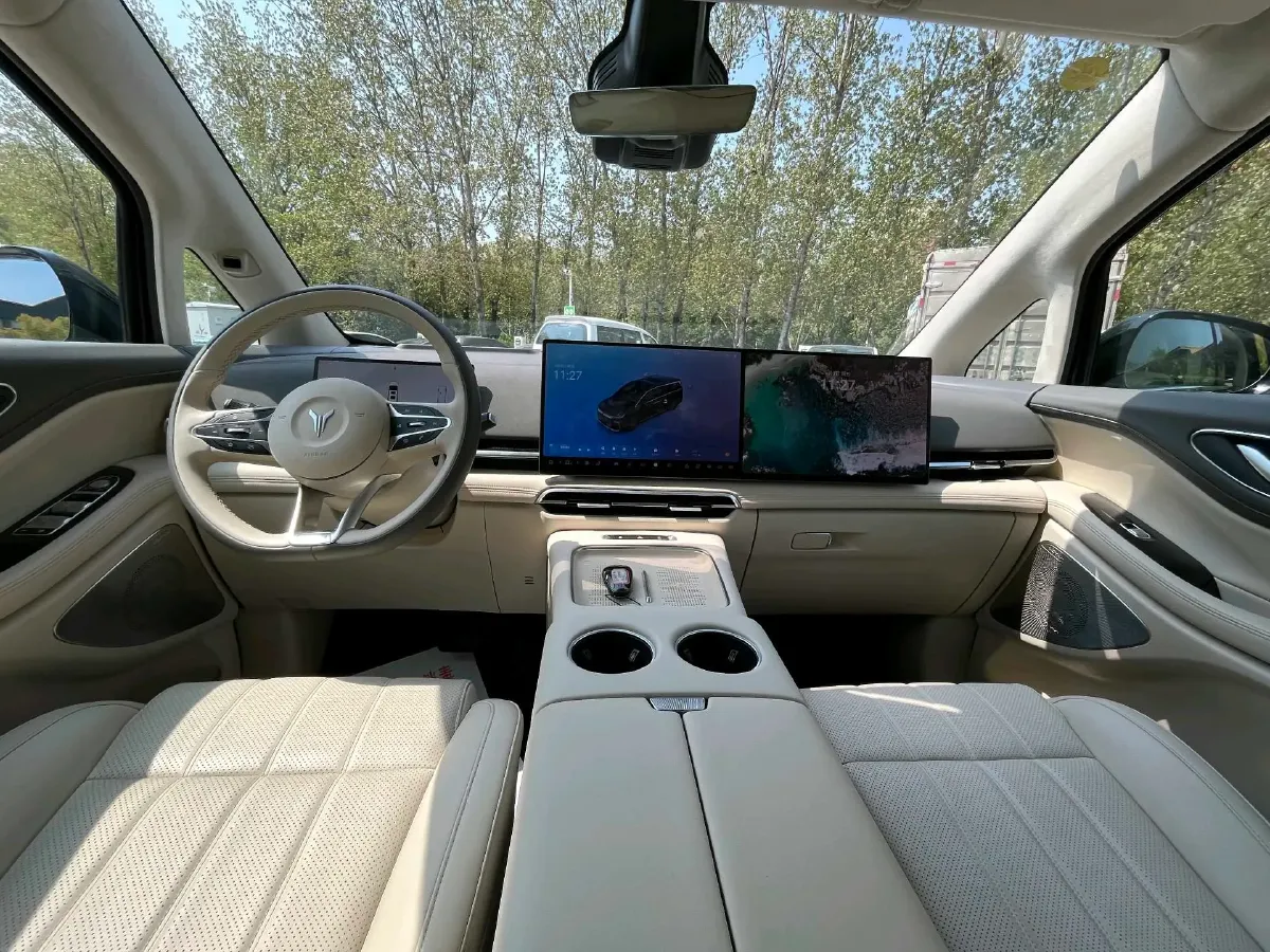 2025 Voyah Dream 1.5T 150HP L4 PHEV 41.7KWH,autocango,china used car exporter,china ev exporter,chinese used car exporter,chinese used ev exporter