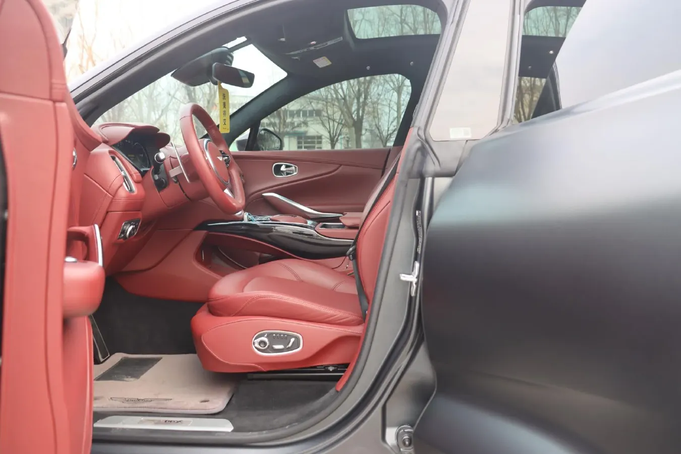 2022 Aston Martin DBX 4.0T 550HP V8 9AT,autocango,china used car exporter,china ev exporter,chinese used car exporter,chinese used ev exporter