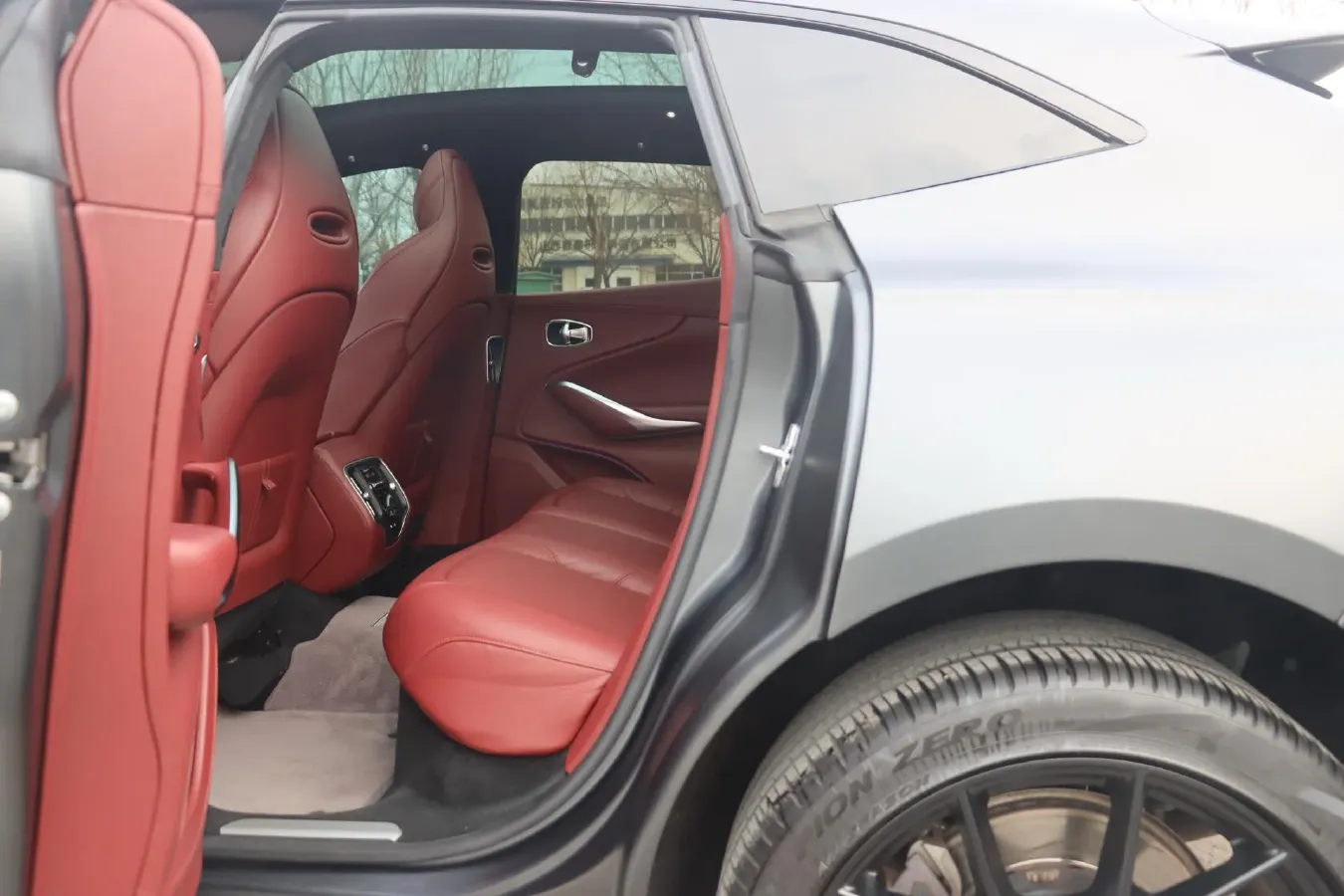 2022 Aston Martin DBX 4.0T 550HP V8 9AT,autocango,china used car exporter,china ev exporter,chinese used car exporter,chinese used ev exporter