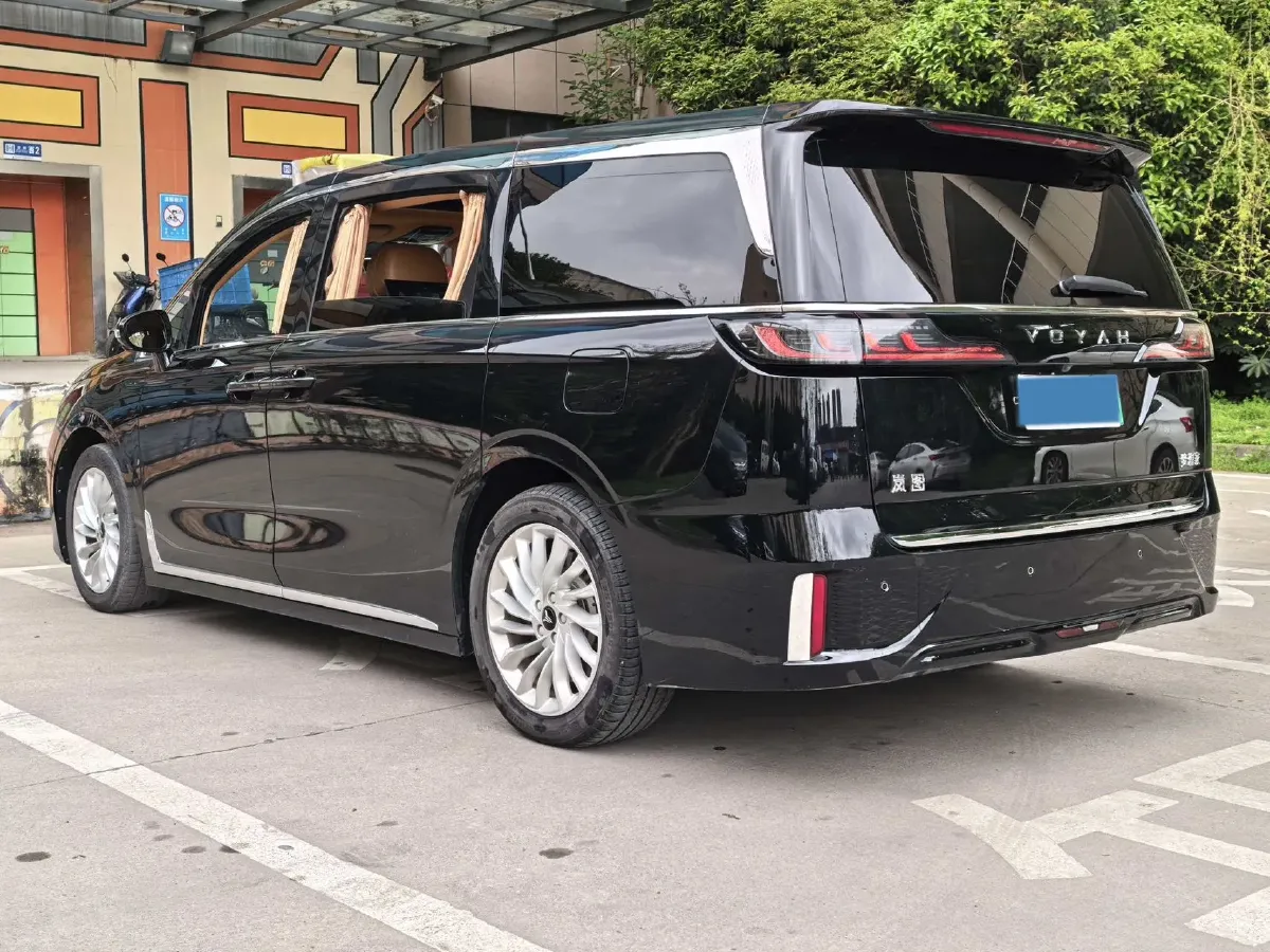 2022 Voyah Dream 1.5T 136HP L4 PHEV 25.57KWH,autocango,china used car exporter,china ev exporter,chinese used car exporter,chinese used ev exporter