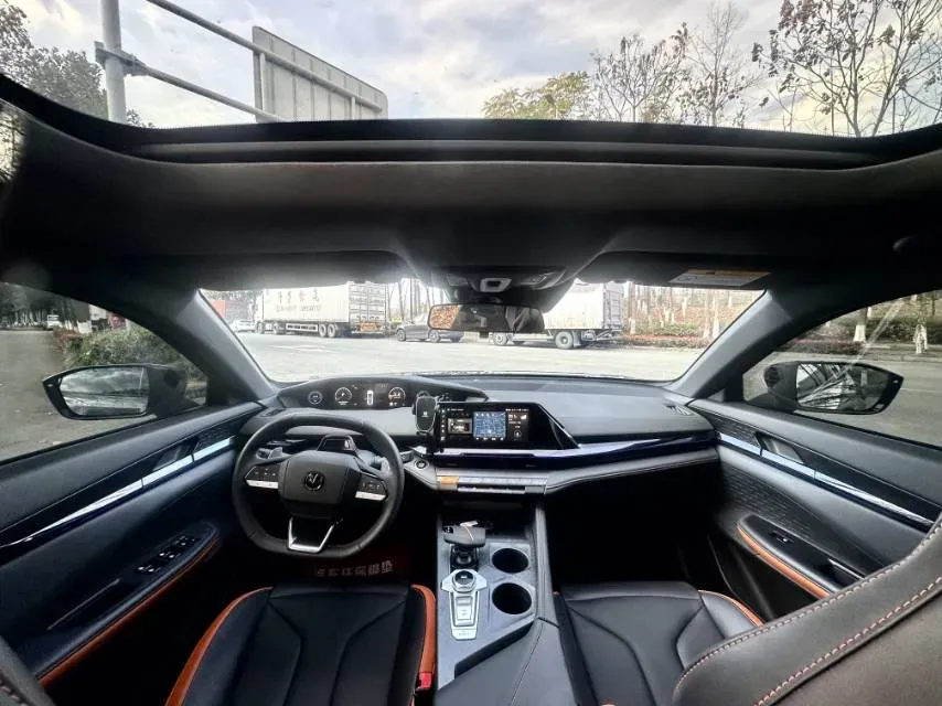 2023 ChangAn UNI-V 1.5T 188HP L4 7DCT,autocango,china used car exporter,china ev exporter,chinese used car exporter,chinese used ev exporter