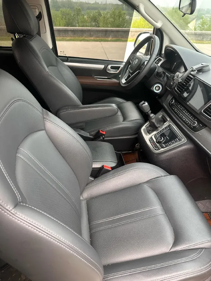 2017 MAXUS XinTu V80 2.5T 136HP L4 6MT,autocango,china used car exporter,china ev exporter,chinese used car exporter,chinese used ev exporter