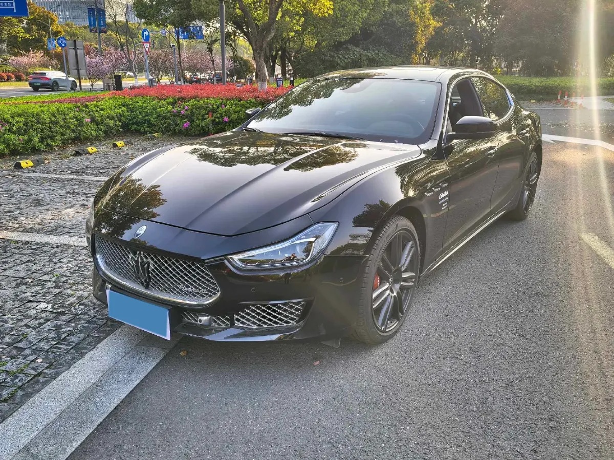 2021 Maserati Ghibli 2.0T 330HP L4 8AT,autocango,china used car exporter,china ev exporter,chinese used car exporter,chinese used ev exporter