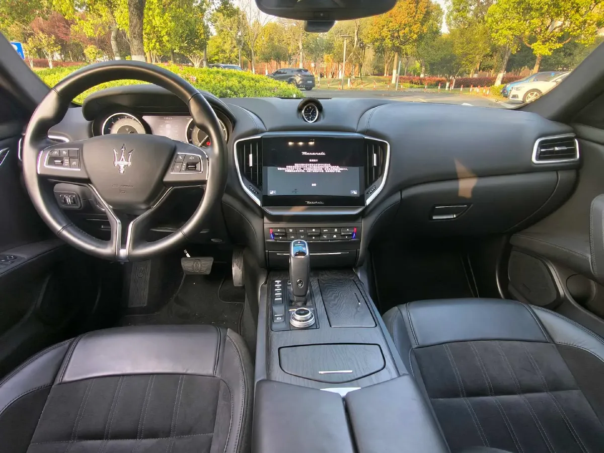 2021 Maserati Ghibli 2.0T 330HP L4 8AT,autocango,china used car exporter,china ev exporter,chinese used car exporter,chinese used ev exporter