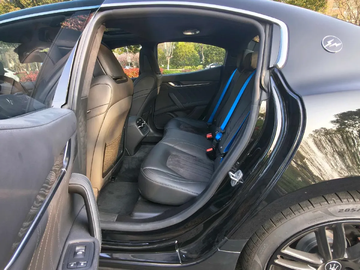 2021 Maserati Ghibli 2.0T 330HP L4 8AT,autocango,china used car exporter,china ev exporter,chinese used car exporter,chinese used ev exporter