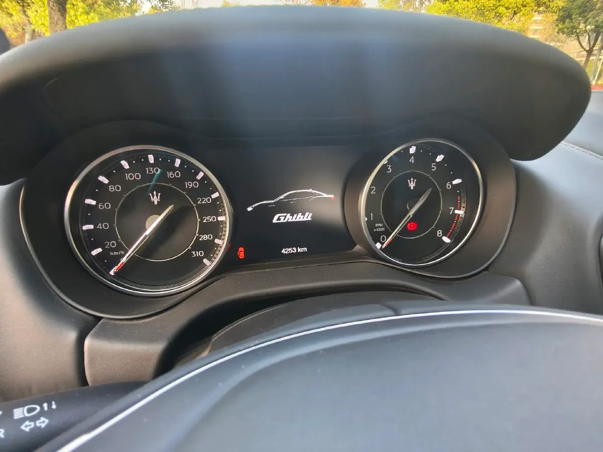 2021 Maserati Ghibli 2.0T 330HP L4 8AT,autocango,china used car exporter,china ev exporter,chinese used car exporter,chinese used ev exporter