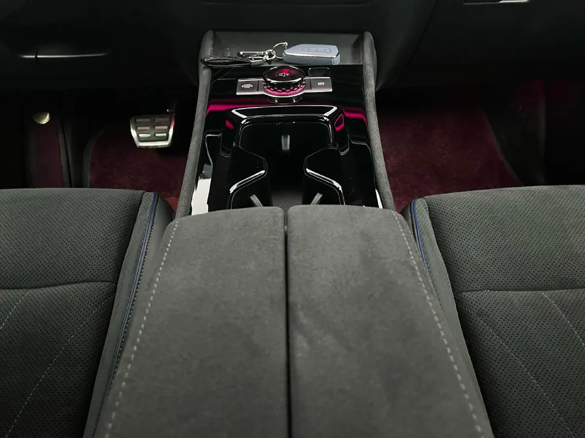 2024 Volkswagen Tiguan L 2.0T 186HP L4 7DCT,autocango,china used car exporter,china ev exporter,chinese used car exporter,chinese used ev exporter