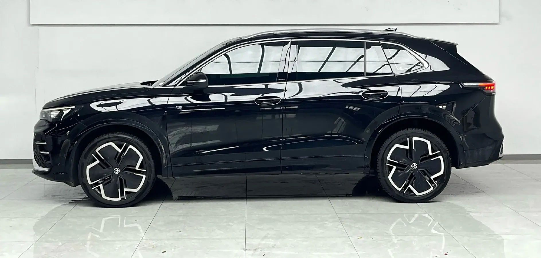 2024 Volkswagen Tiguan L 2.0T 186HP L4 7DCT,autocango,china used car exporter,china ev exporter,chinese used car exporter,chinese used ev exporter