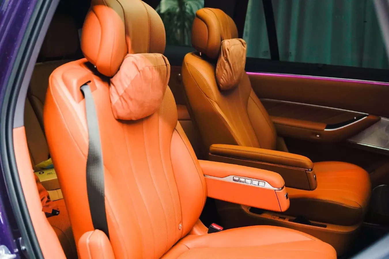 2025 AITO AITO M8 REEV 160HP REEV 53.4KWH,autocango,china used car exporter,china ev exporter,chinese used car exporter,chinese used ev exporter