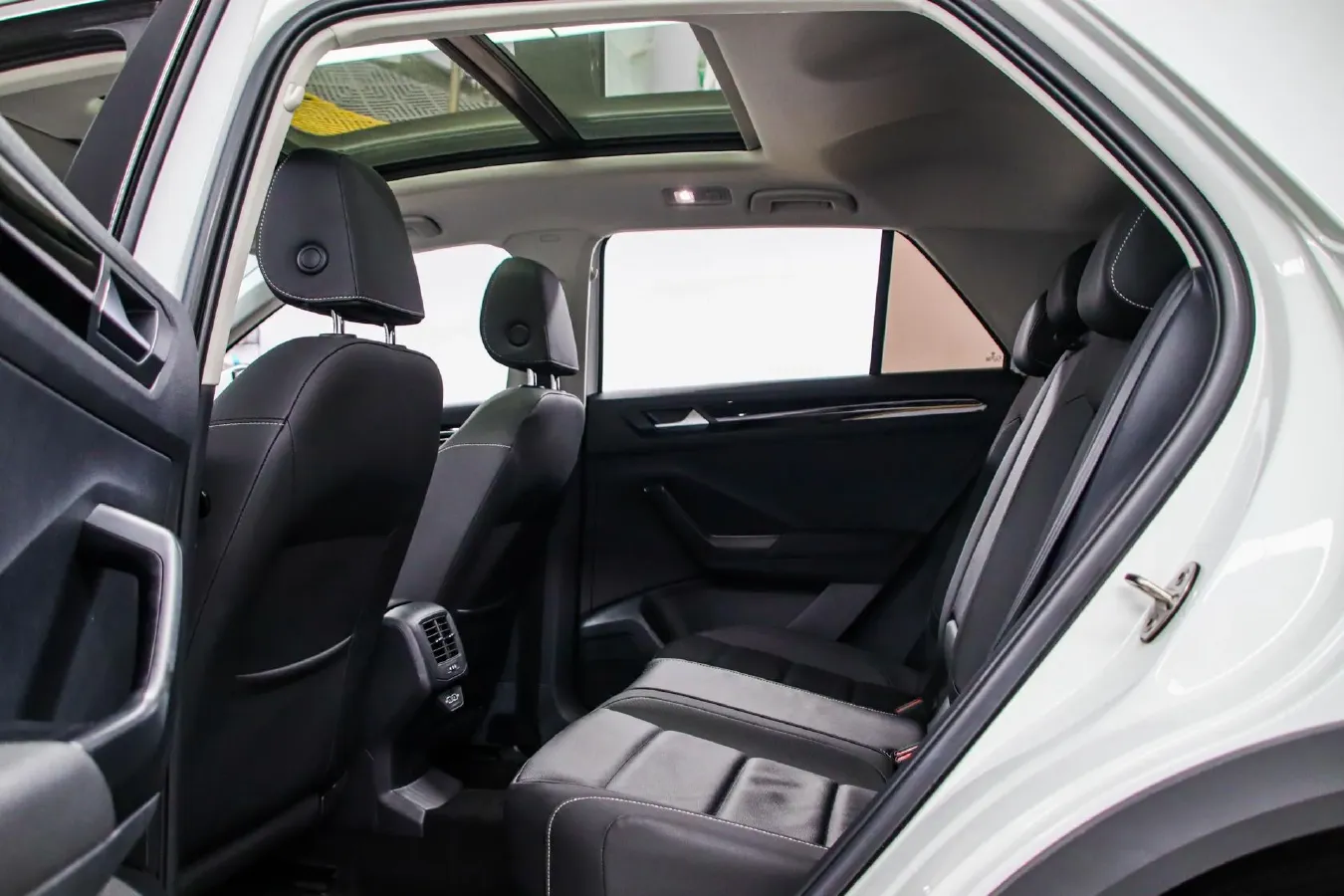 2021 Volkswagen T-Roc 1.4T 150HP L4 7DCT,autocango,china used car exporter,china ev exporter,chinese used car exporter,chinese used ev exporter