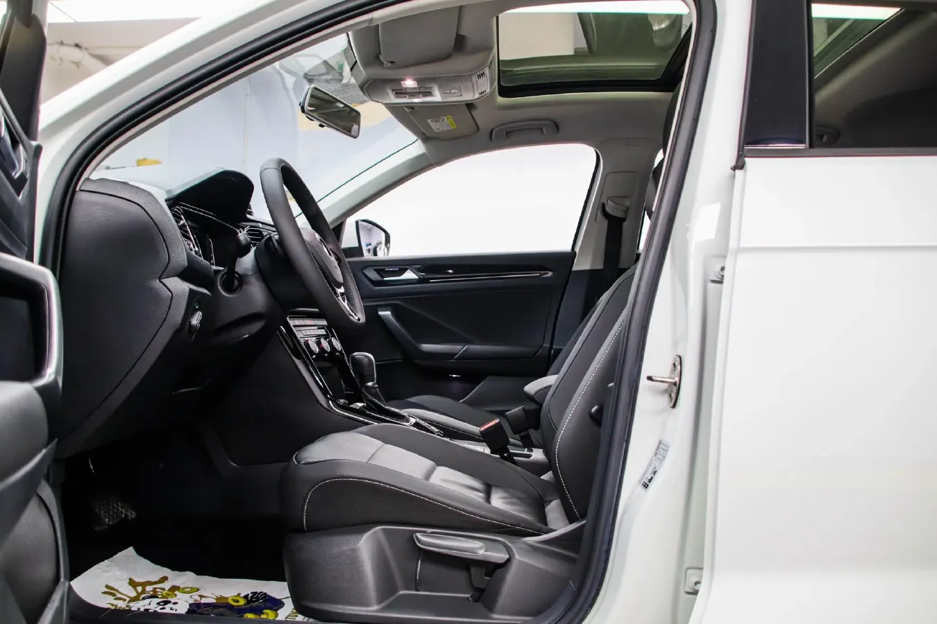 2021 Volkswagen T-Roc 1.4T 150HP L4 7DCT,autocango,china used car exporter,china ev exporter,chinese used car exporter,chinese used ev exporter