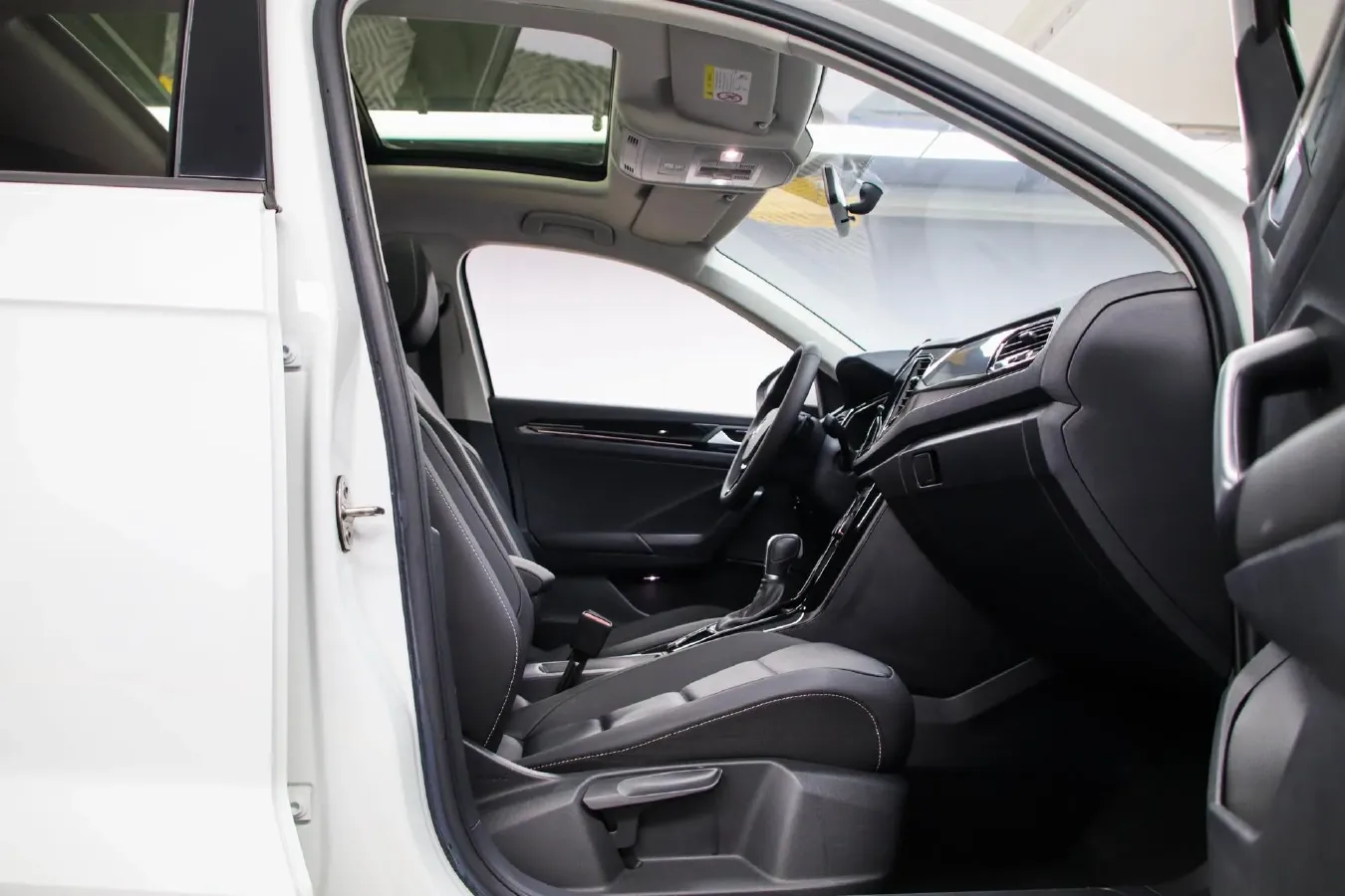 2021 Volkswagen T-Roc 1.4T 150HP L4 7DCT,autocango,china used car exporter,china ev exporter,chinese used car exporter,chinese used ev exporter