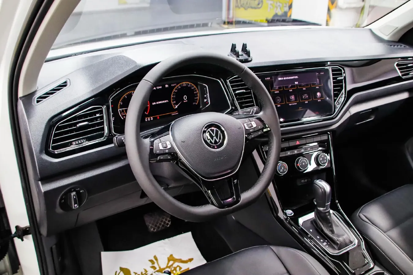 2021 Volkswagen T-Roc 1.4T 150HP L4 7DCT,autocango,china used car exporter,china ev exporter,chinese used car exporter,chinese used ev exporter