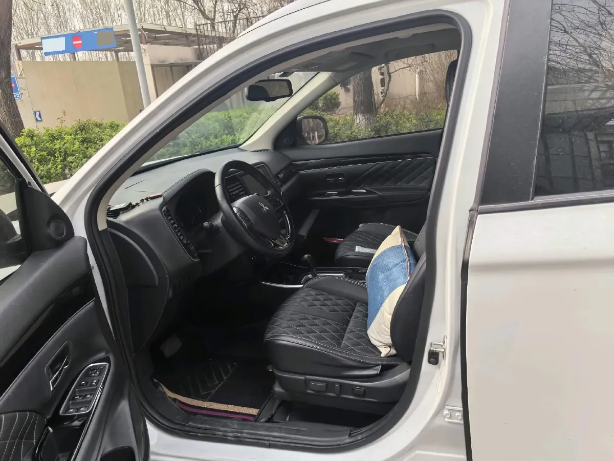 2020 Mitsubishi Outlander 2.0L 166HP L4 CVT,autocango,china used car exporter,china ev exporter,chinese used car exporter,chinese used ev exporter