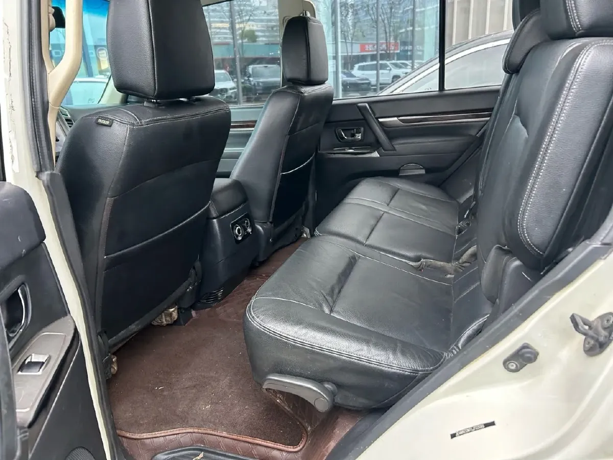 2020 Mitsubishi Pajero 3.0L 174HP V6 5AT,autocango,china used car exporter,china ev exporter,chinese used car exporter,chinese used ev exporter