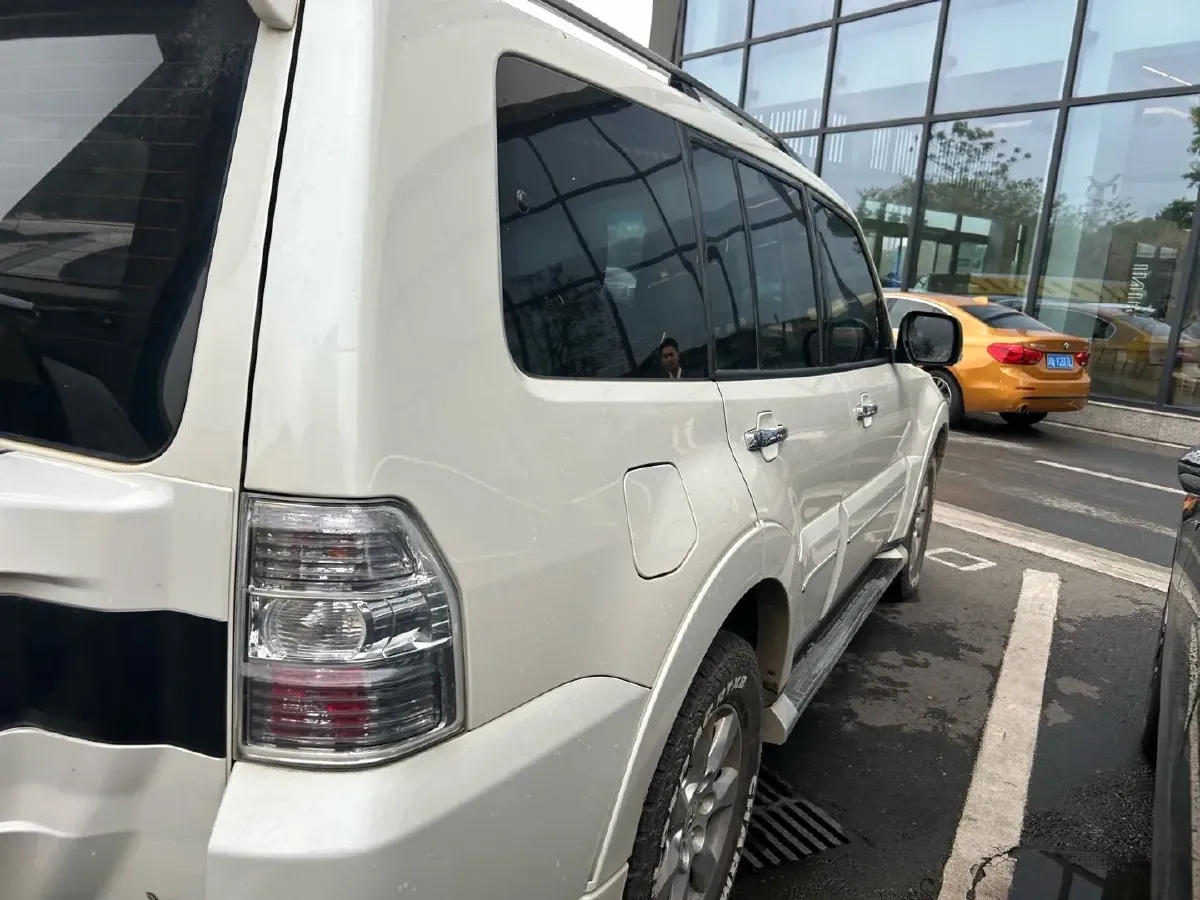 2020 Mitsubishi Pajero 3.0L 174HP V6 5AT,autocango,china used car exporter,china ev exporter,chinese used car exporter,chinese used ev exporter