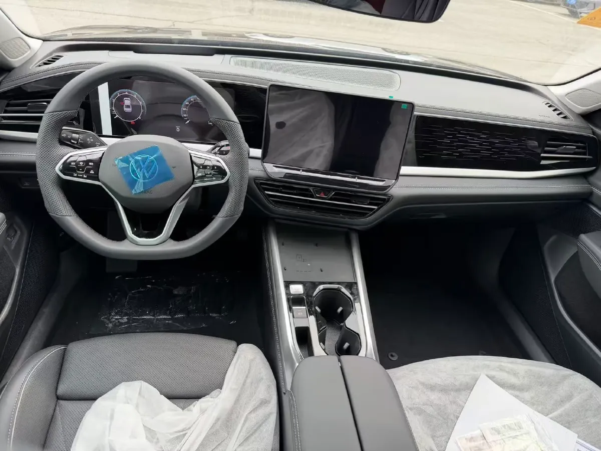 2025 Volkswagen Passat 2.0T 220HP L4 7DCT,autocango,china used car exporter,china ev exporter,chinese used car exporter,chinese used ev exporter