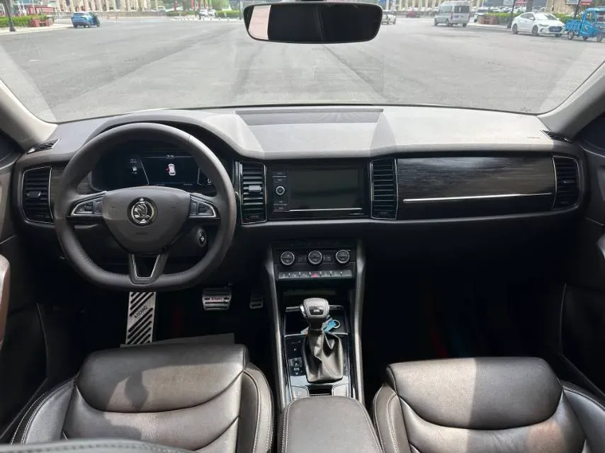 2019 Skoda Superb 2.0T 220HP L4 7DCT,autocango,china used car exporter,china ev exporter,chinese used car exporter,chinese used ev exporter