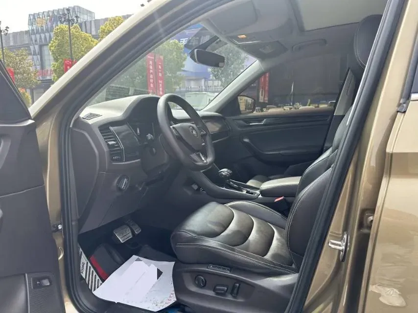 2019 Skoda Superb 2.0T 220HP L4 7DCT,autocango,china used car exporter,china ev exporter,chinese used car exporter,chinese used ev exporter