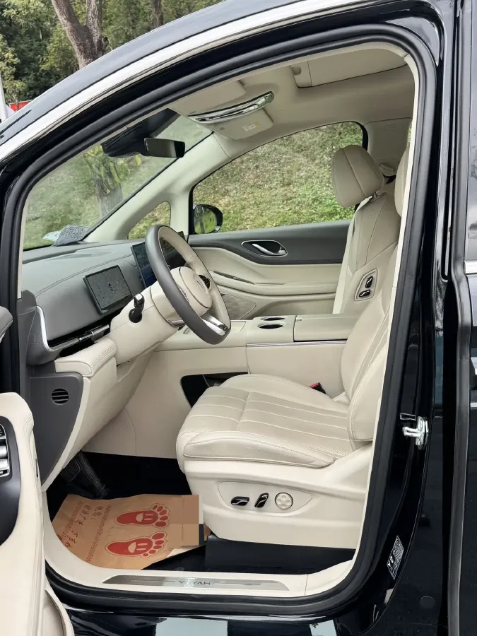 2025 Voyah Dream BEV 108.7KWH,autocango,china used car exporter,china ev exporter,chinese used car exporter,chinese used ev exporter