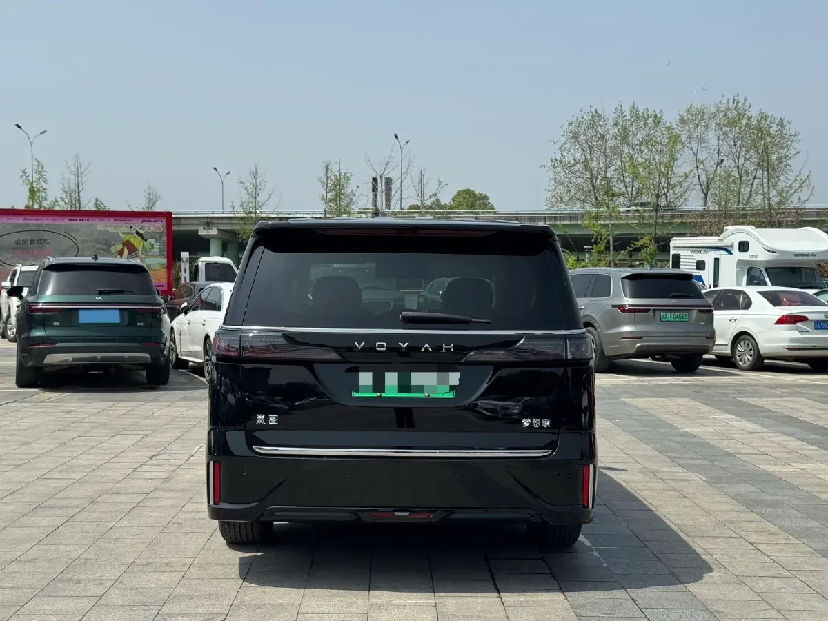 2024 Voyah Dream 1.5T 150HP L4 PHEV 43KWH,autocango,china used car exporter,china ev exporter,chinese used car exporter,chinese used ev exporter