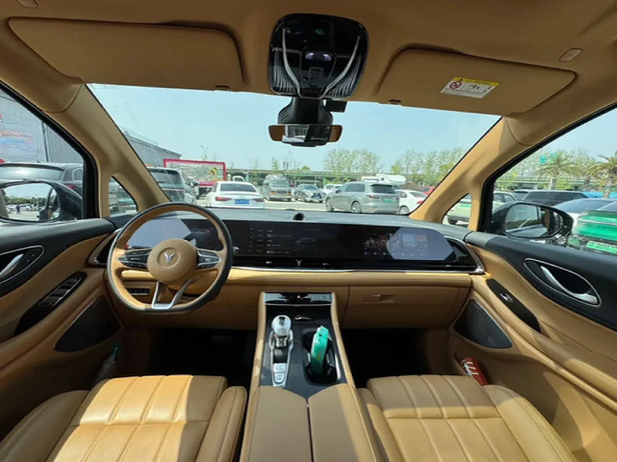 2024 Voyah Dream 1.5T 150HP L4 PHEV 43KWH,autocango,china used car exporter,china ev exporter,chinese used car exporter,chinese used ev exporter