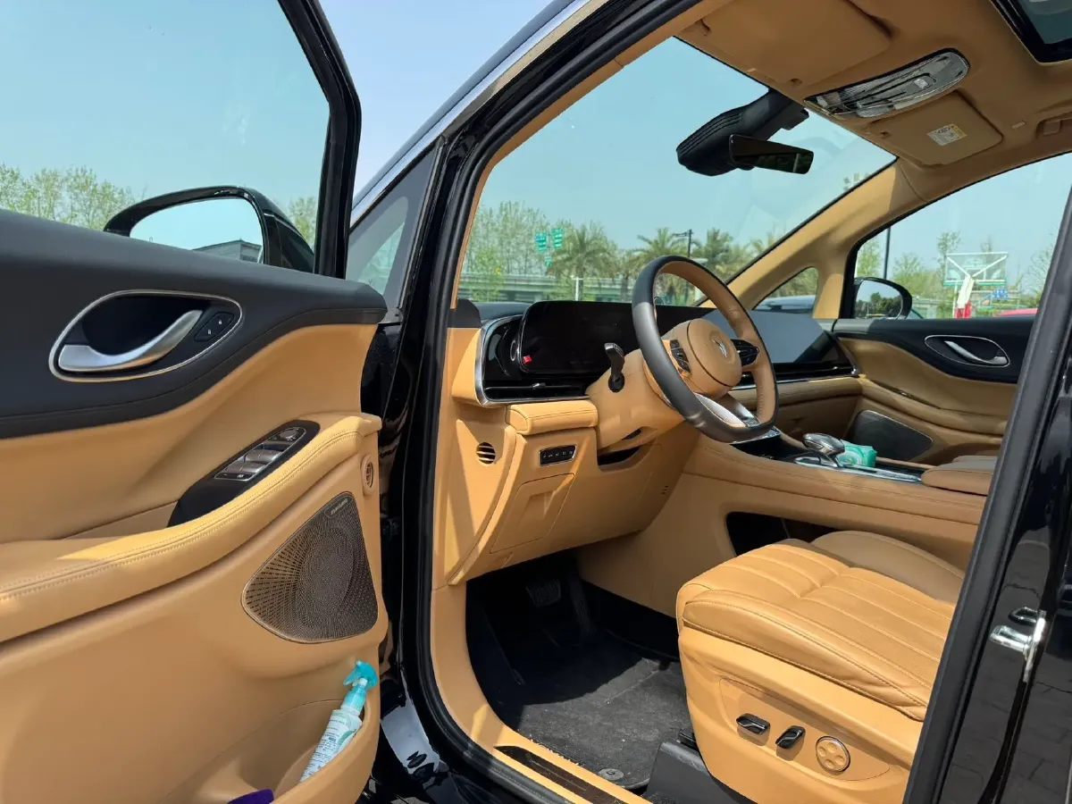 2024 Voyah Dream 1.5T 150HP L4 PHEV 43KWH,autocango,china used car exporter,china ev exporter,chinese used car exporter,chinese used ev exporter