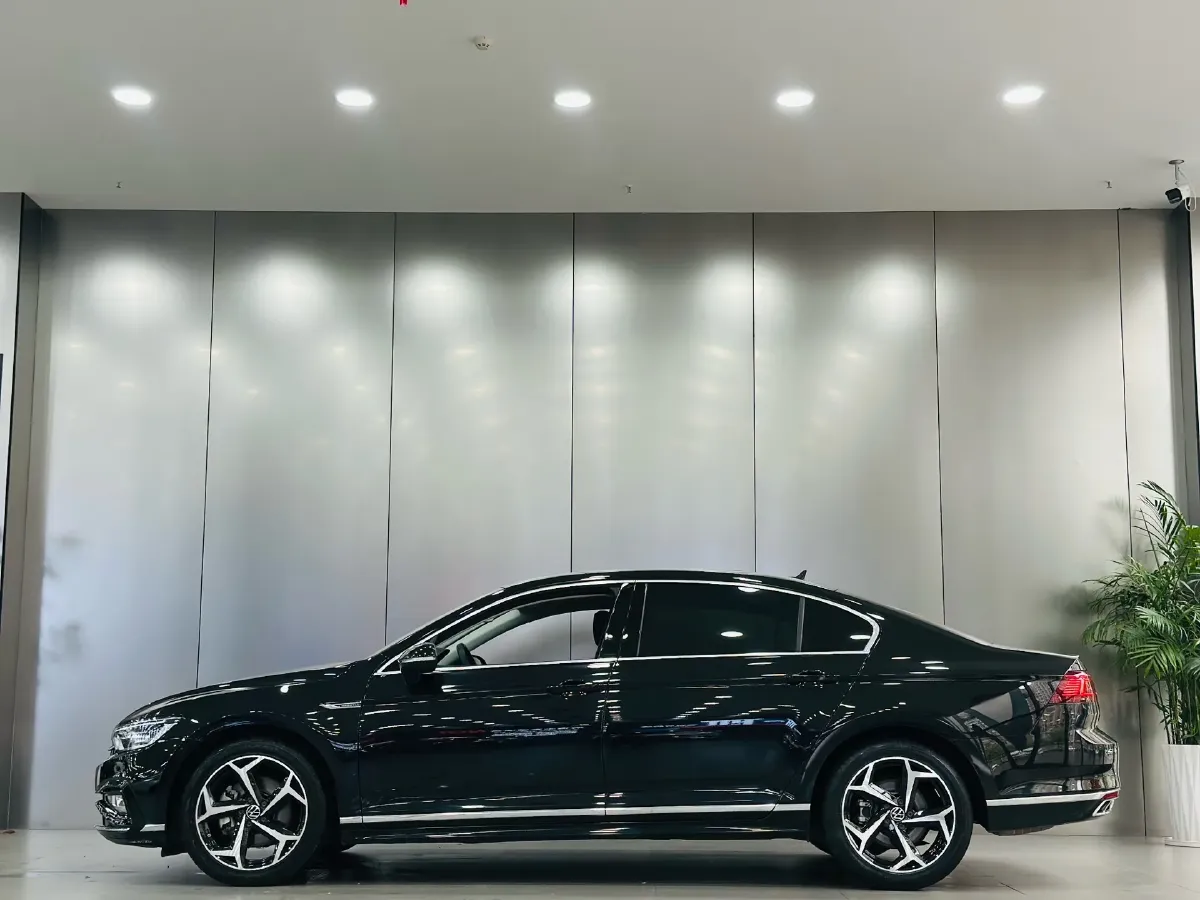 2023 Volkswagen Magotan 2.0T 186HP L4 7DCT,autocango,china used car exporter,china ev exporter,chinese used car exporter,chinese used ev exporter