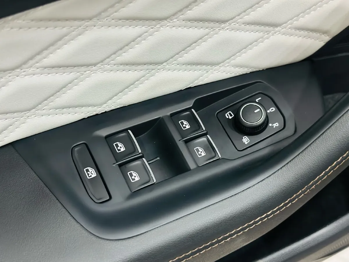 2023 Volkswagen Magotan 2.0T 186HP L4 7DCT,autocango,china used car exporter,china ev exporter,chinese used car exporter,chinese used ev exporter