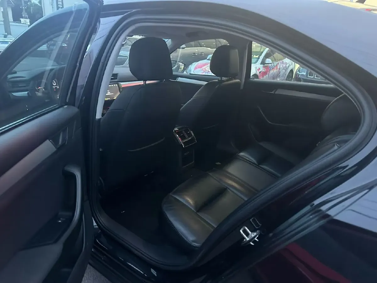 2018 Skoda Superb 1.8T 180HP L4 7DCT,autocango,china used car exporter,china ev exporter,chinese used car exporter,chinese used ev exporter