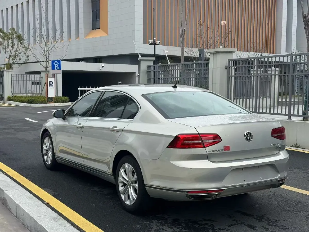 2018 Volkswagen Magotan 2.0T 220HP L4 7DCT,autocango,china used car exporter,china ev exporter,chinese used car exporter,chinese used ev exporter