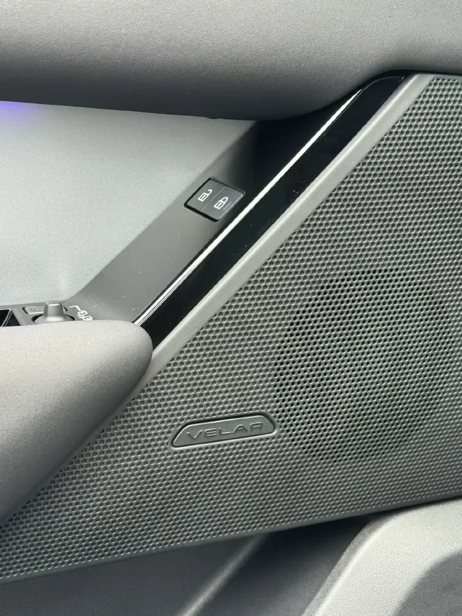 2024 Land Rover Range Rover Velar 2.0T 250HP L4 8AT,autocango,china used car exporter,china ev exporter,chinese used car exporter,chinese used ev exporter