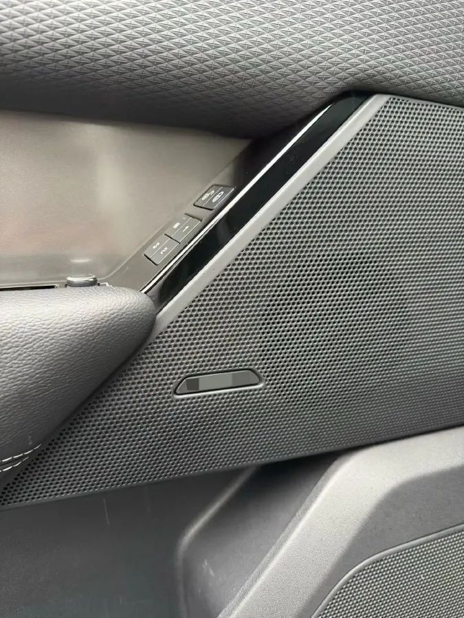 2018 Land Rover Range Rover Velar 2.0T 300HP L4 8AT,autocango,china used car exporter,china ev exporter,chinese used car exporter,chinese used ev exporter