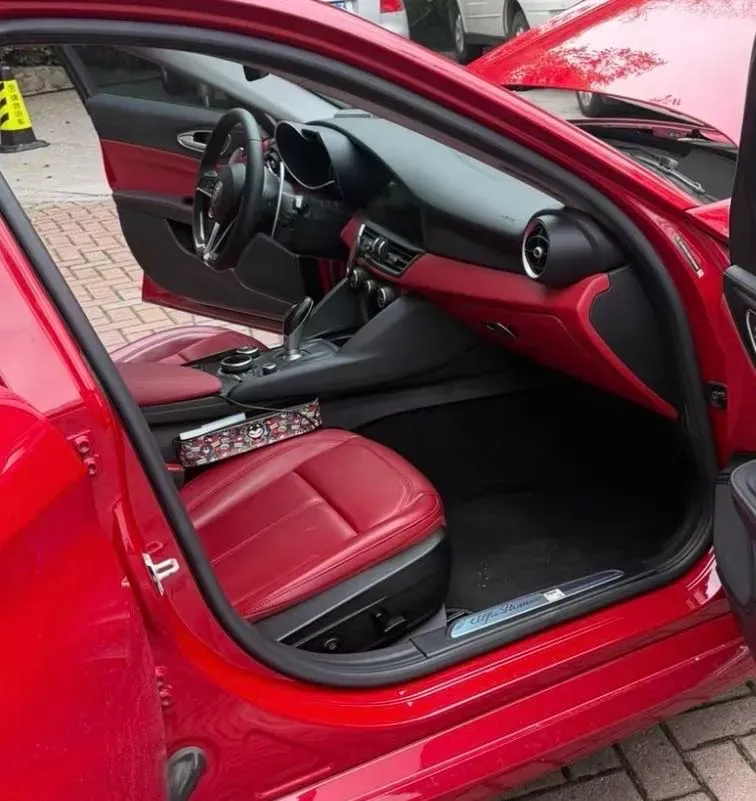 2017 Alfa Romeo Giulia 2.0T 200HP L4 8AT,autocango,china used car exporter,china ev exporter,chinese used car exporter,chinese used ev exporter