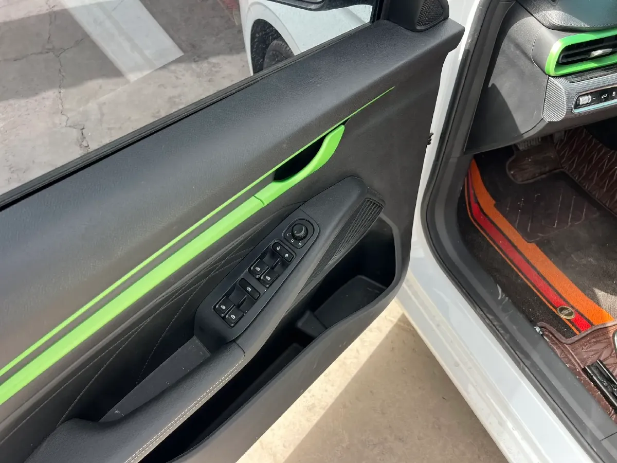 2022 Geely Emgrand L HiP 1.5T 181HP L4 3DHT PHEV 15.5KWH,autocango,china used car exporter,china ev exporter,chinese used car exporter,chinese used ev exporter