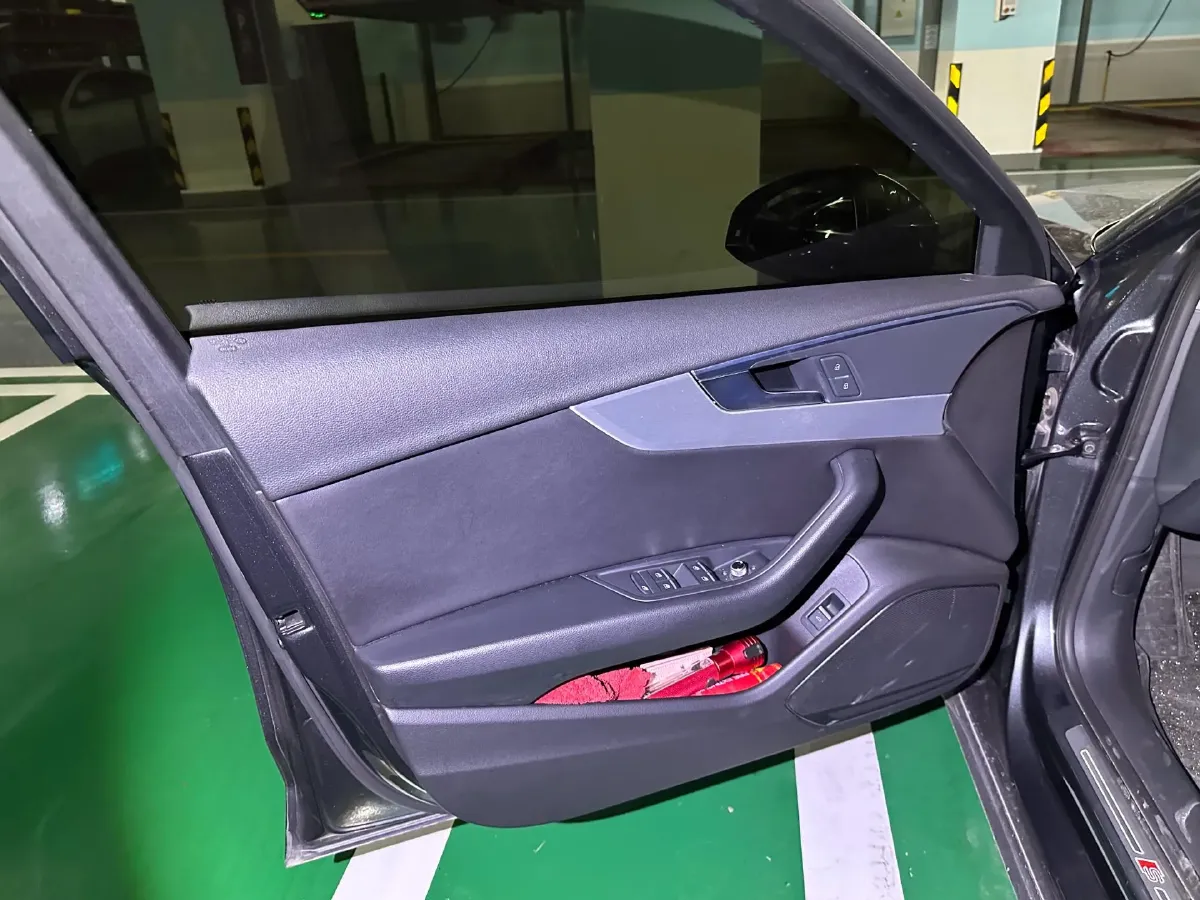 2020 Audi A4L 2.0T 190HP L4 7DCT,autocango,china used car exporter,china ev exporter,chinese used car exporter,chinese used ev exporter