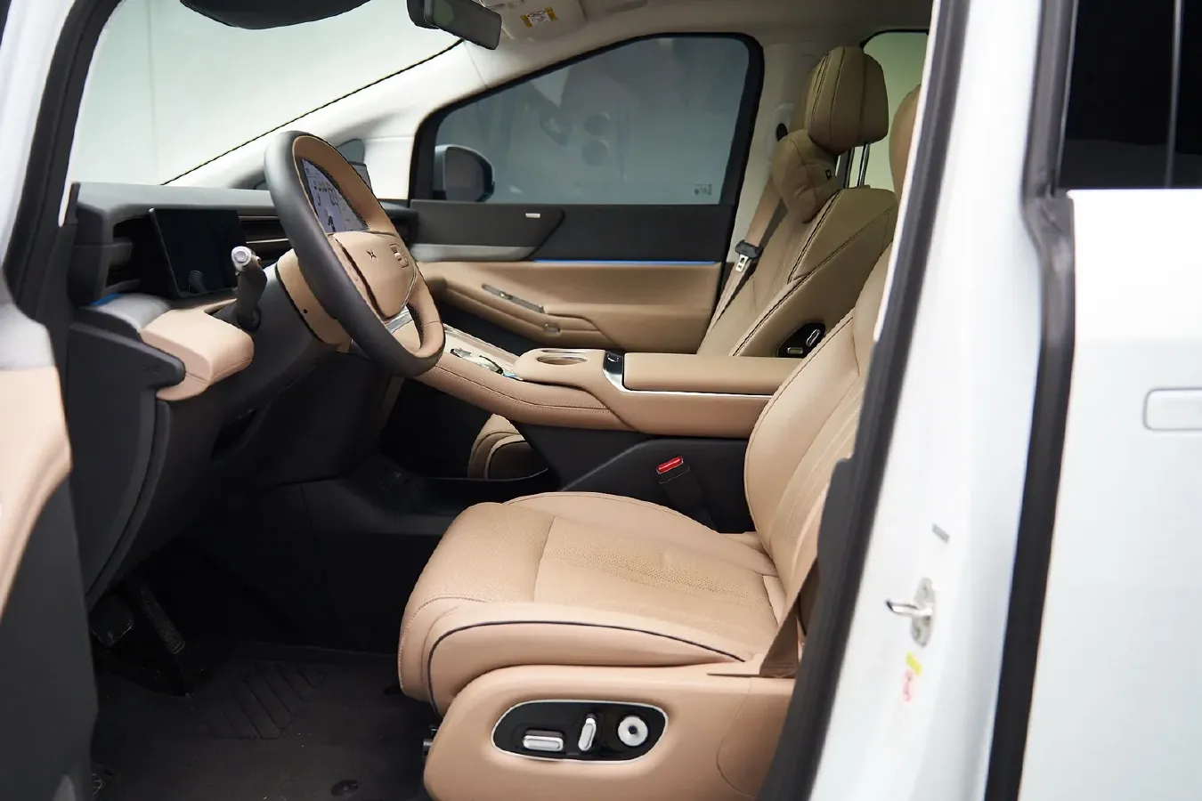 2025 Xpeng X9 BEV,autocango,china used car exporter,china ev exporter,chinese used car exporter,chinese used ev exporter