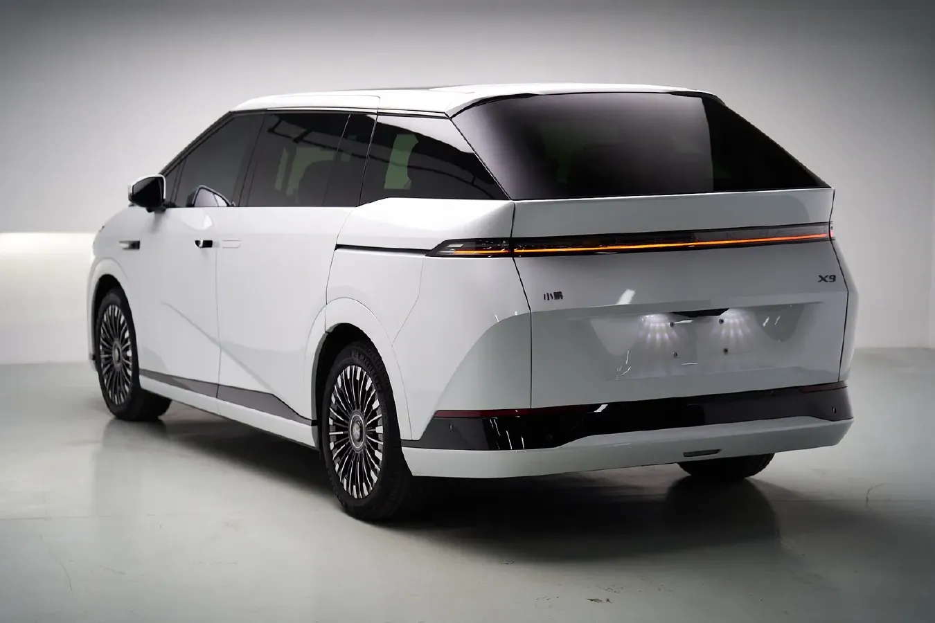 2025 Xpeng X9 BEV,autocango,china used car exporter,china ev exporter,chinese used car exporter,chinese used ev exporter