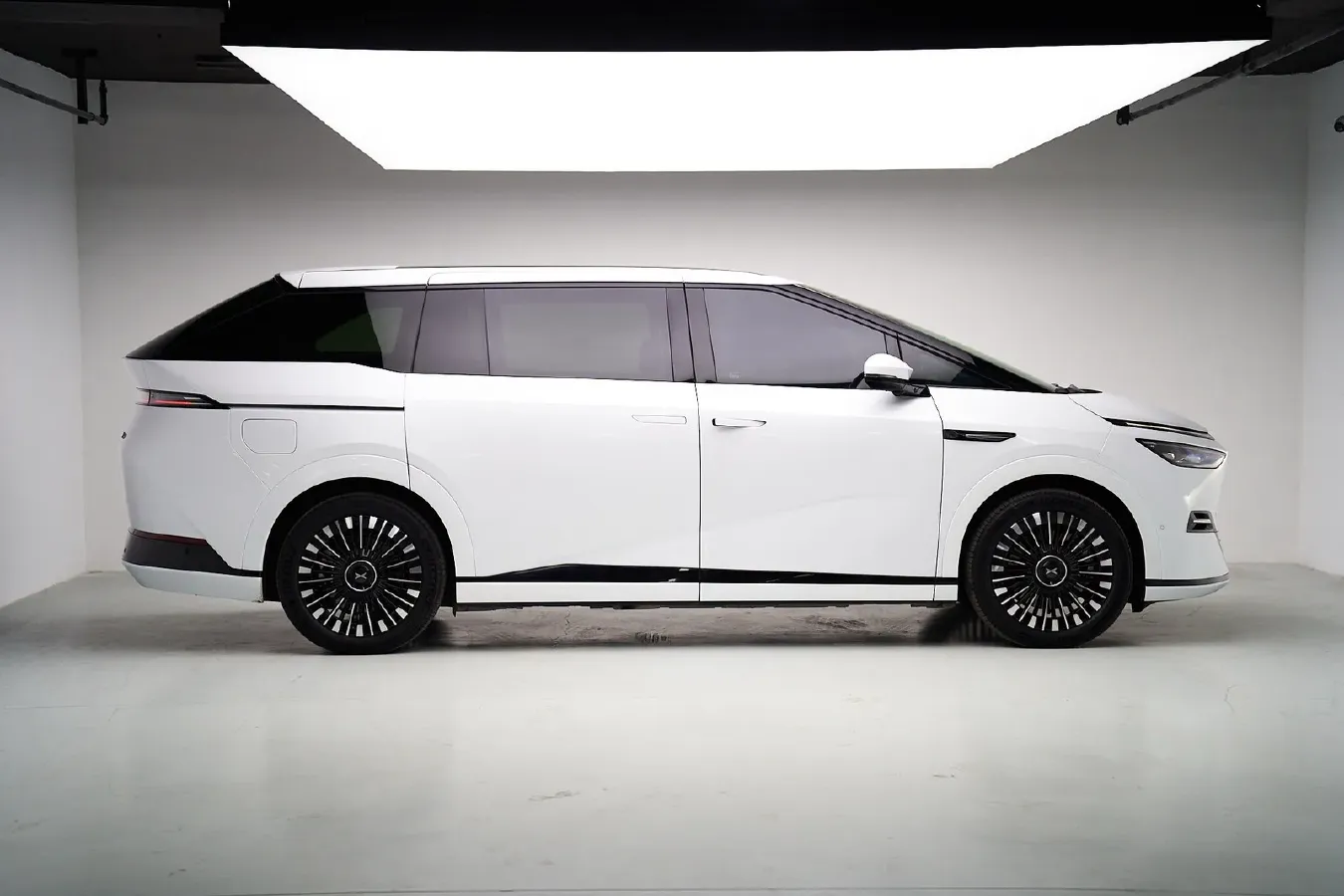 2025 Xpeng X9 BEV,autocango,china used car exporter,china ev exporter,chinese used car exporter,chinese used ev exporter