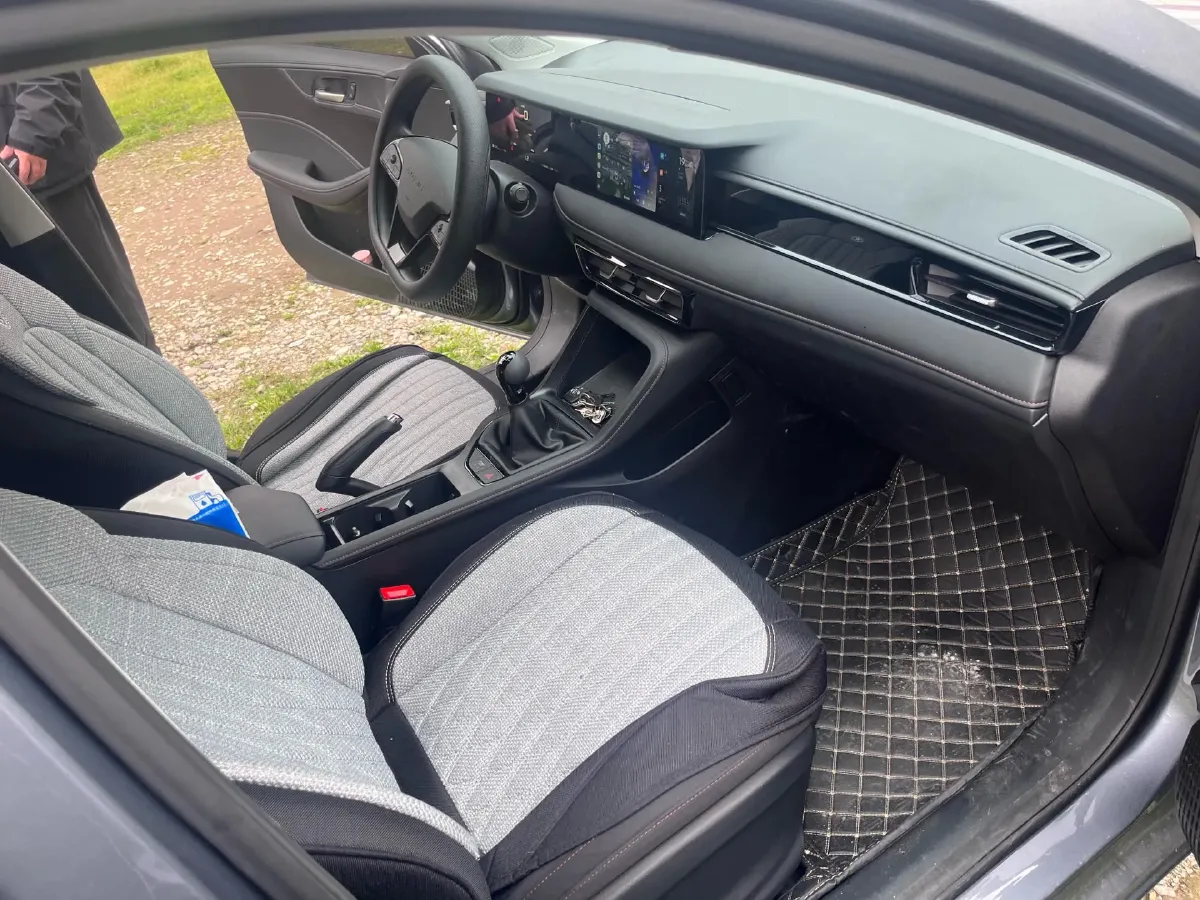 2023 Roewe i5 1.5L 129HP L4 5MT,autocango,china used car exporter,china ev exporter,chinese used car exporter,chinese used ev exporter