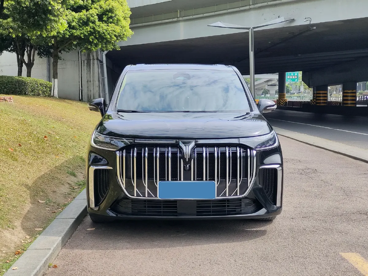 2024 Voyah Dream 1.5T 150HP L4 PHEV 43KWH,autocango,china used car exporter,china ev exporter,chinese used car exporter,chinese used ev exporter