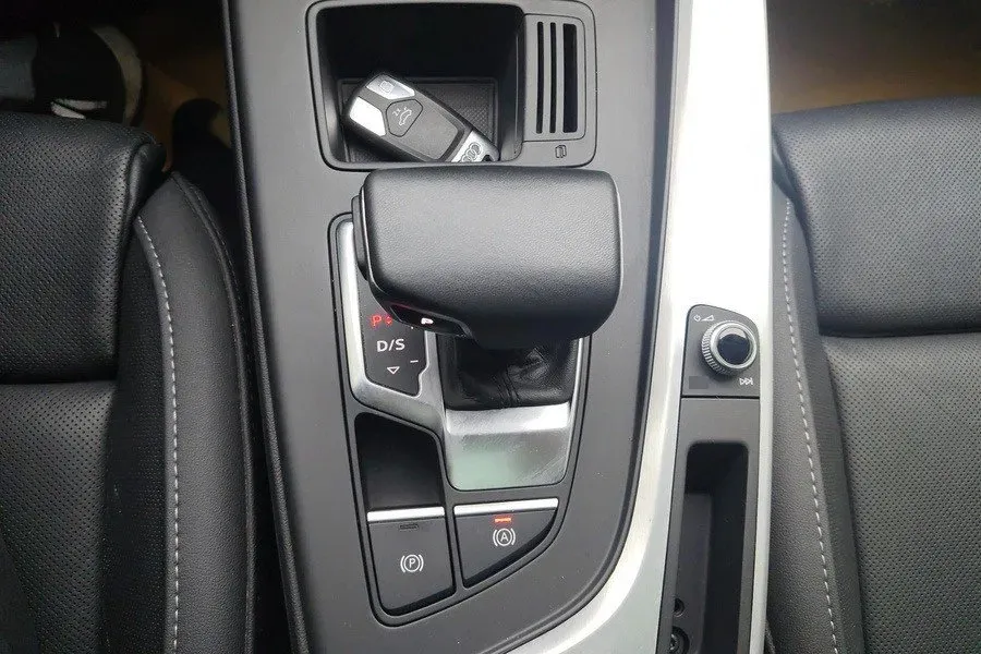 2022 Audi A4L 2.0T 190HP L4 7DCT,autocango,china used car exporter,china ev exporter,chinese used car exporter,chinese used ev exporter