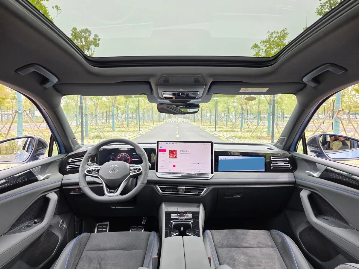 2026 Volkswagen Tiguan L 2.0T 220HP L4 7DCT,autocango,china used car exporter,china ev exporter,chinese used car exporter,chinese used ev exporter