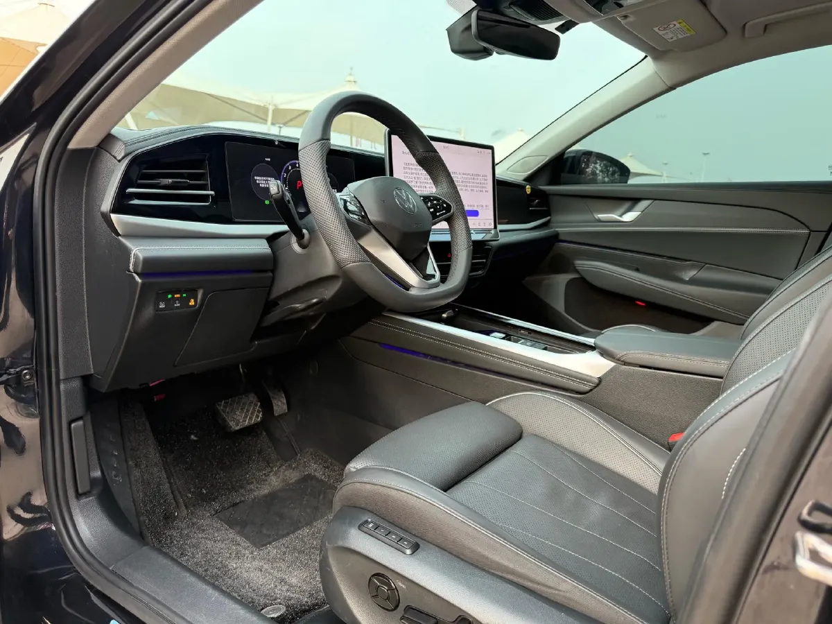 2025 Volkswagen Passat 2.0T 220HP L4 7DCT,autocango,china used car exporter,china ev exporter,chinese used car exporter,chinese used ev exporter