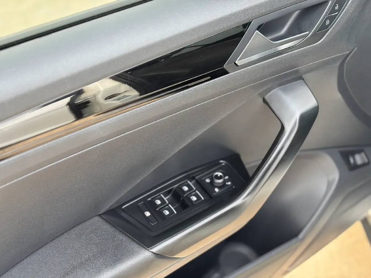 2021 Volkswagen T-Roc 1.4T 150HP L4 7DCT,autocango,china used car exporter,china ev exporter,chinese used car exporter,chinese used ev exporter