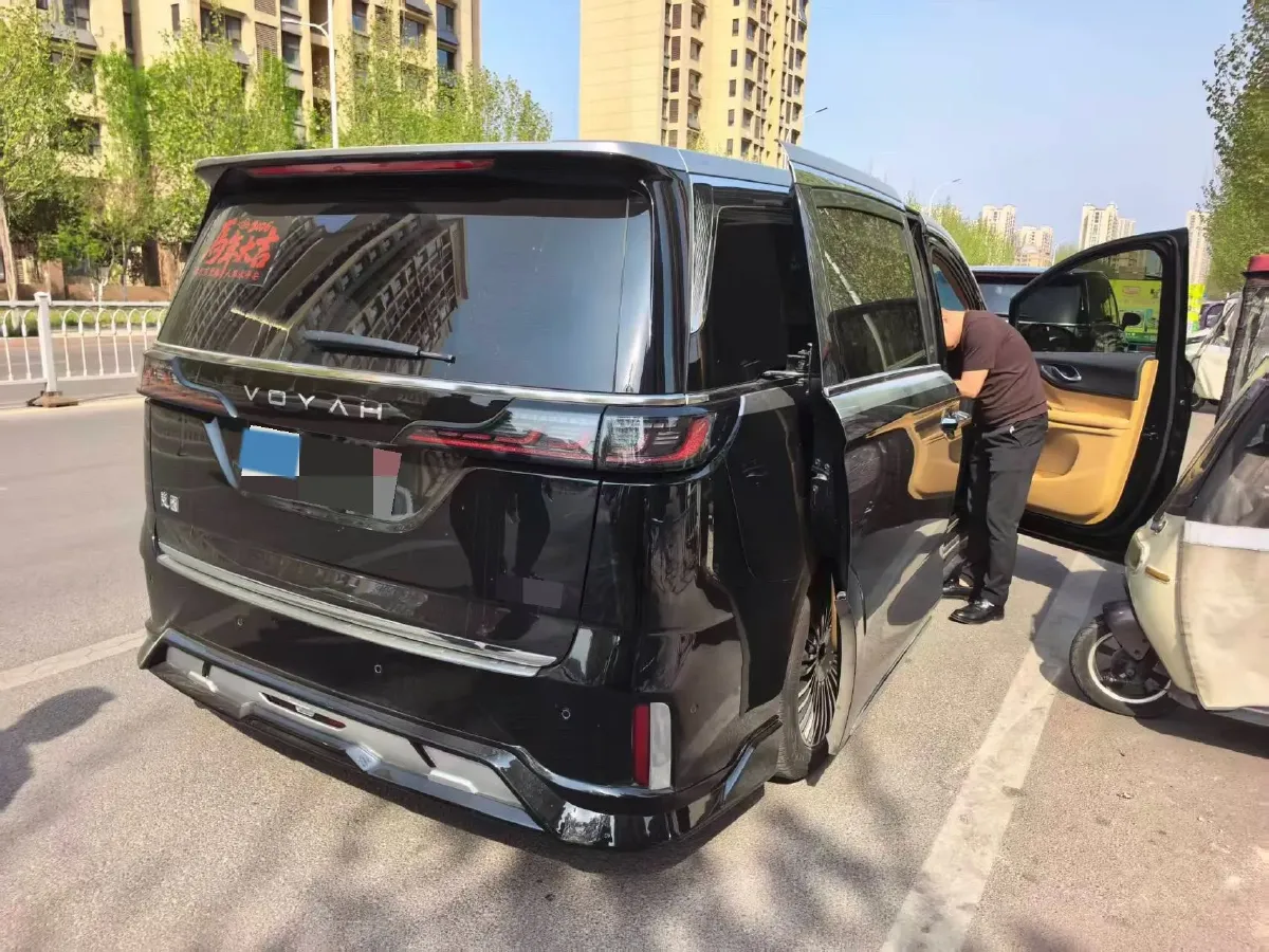 2025 Voyah Dream 1.5T 150HP L4 PHEV 41.7KWH,autocango,china used car exporter,china ev exporter,chinese used car exporter,chinese used ev exporter
