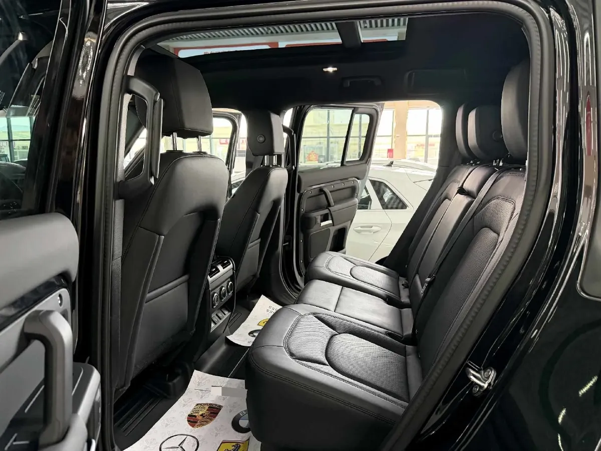 2025 Land Rover Defender 3.0T 400HP L6 8AT,autocango,china used car exporter,china ev exporter,chinese used car exporter,chinese used ev exporter