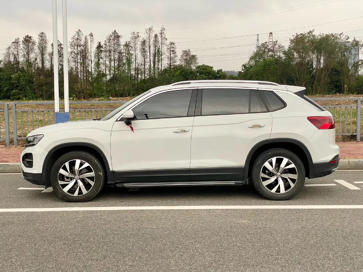 2019 Jeep Cherokee 2.0T 234HP L4 9AT,autocango,china used car exporter,china ev exporter,chinese used car exporter,chinese used ev exporter