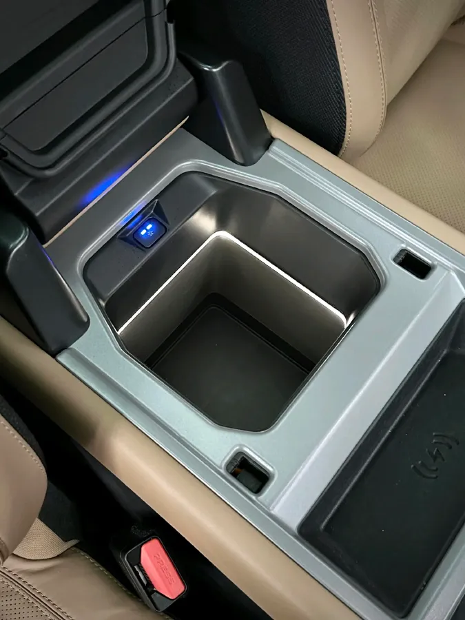 2025 Land Rover Defender 3.0T 400HP L6 8AT,autocango,china used car exporter,china ev exporter,chinese used car exporter,chinese used ev exporter