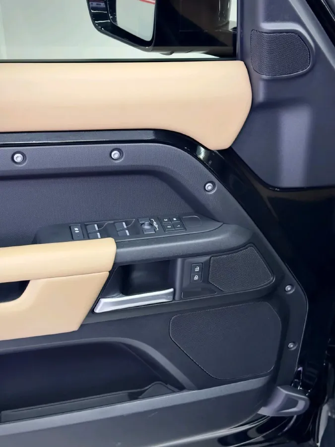 2025 Land Rover Defender 3.0T 400HP L6 8AT,autocango,china used car exporter,china ev exporter,chinese used car exporter,chinese used ev exporter